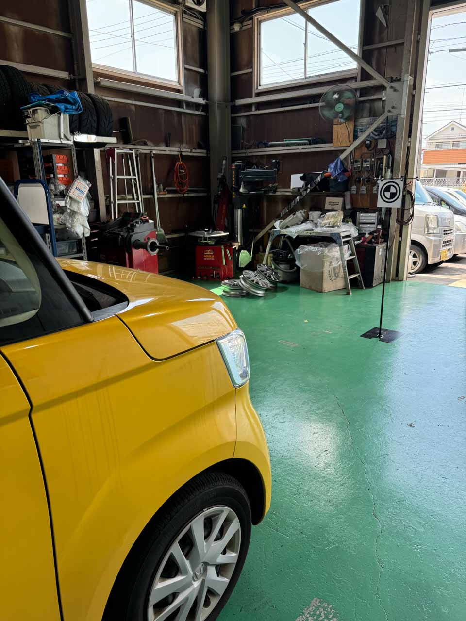 軽自動車　エーミング調整の様子